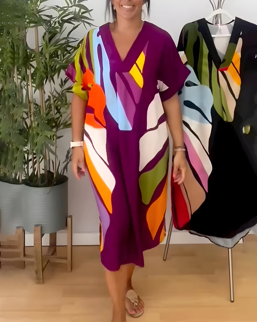 SVEA | Lockeres Kleid mit farbenfrohem Blattmuster