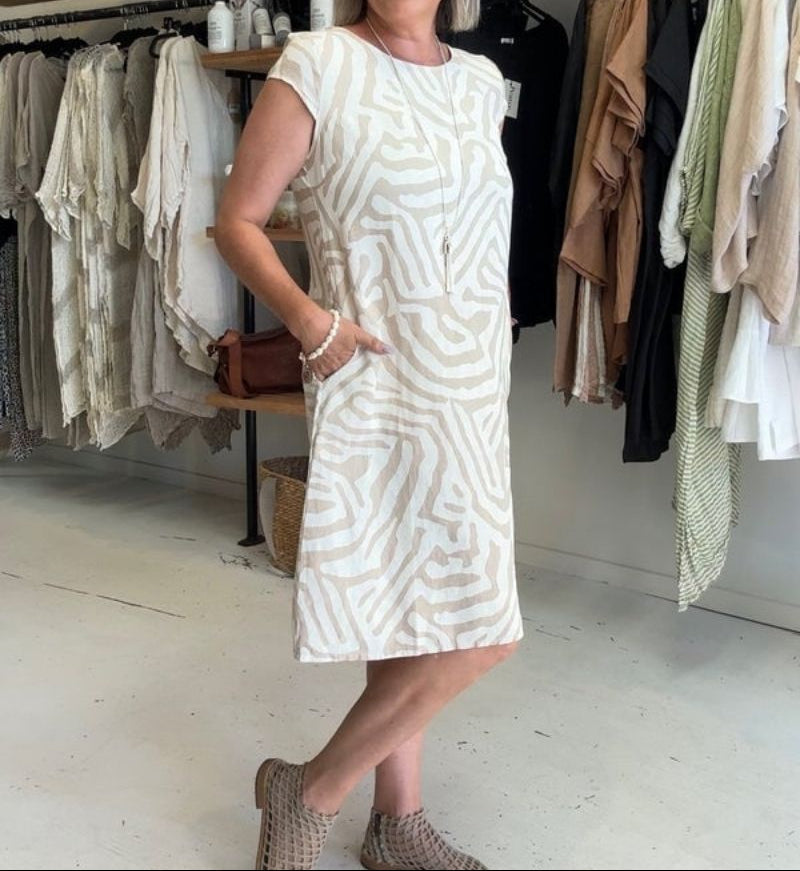 SVEA | Kleid mit Rundhalsausschnitt und wunderschönem, bauchbedeckendem Print