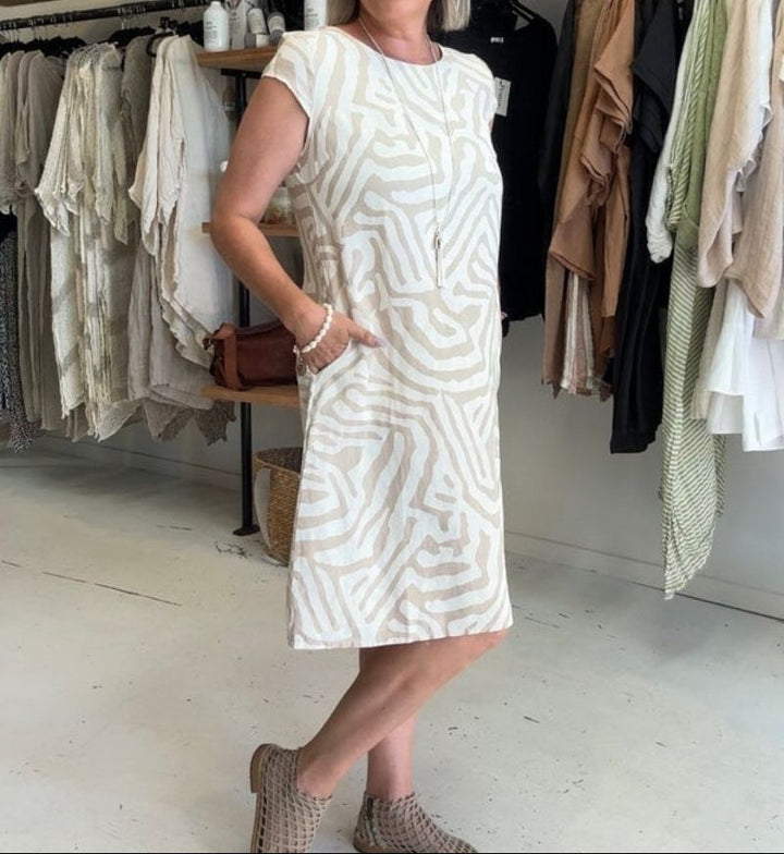 SVEA | Kleid mit Rundhalsausschnitt und wunderschönem, bauchbedeckendem Print