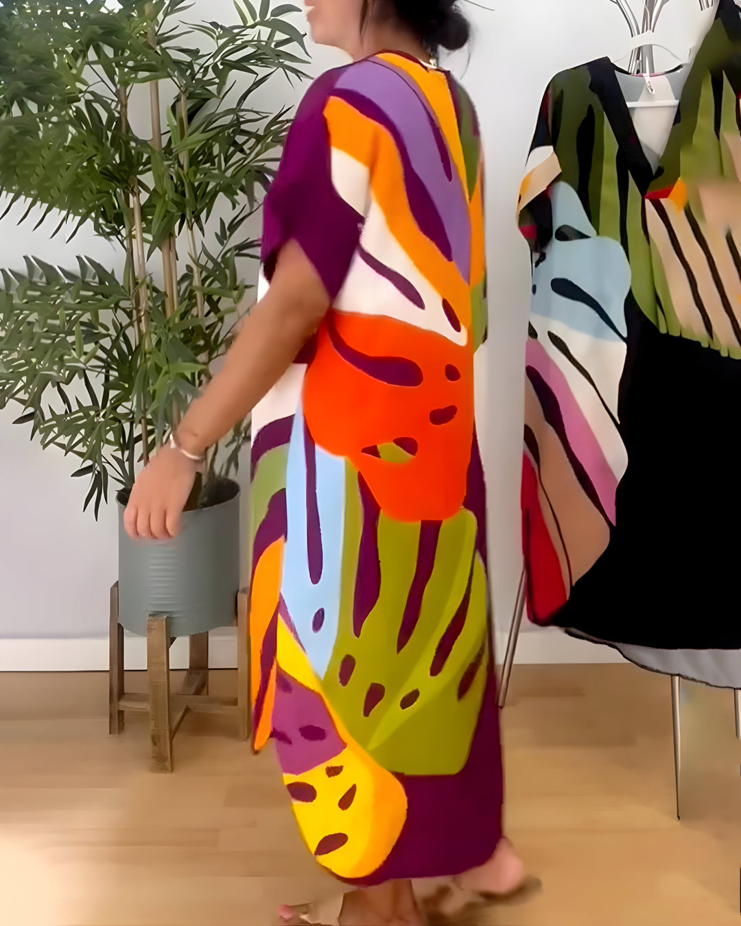 SVEA | Lockeres Kleid mit farbenfrohem Blattmuster