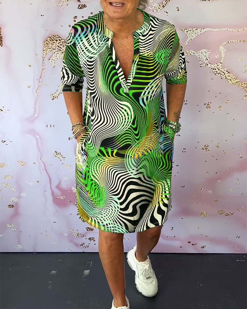 SVEA | Farbenfrohes Kleid mit V-Ausschnitt