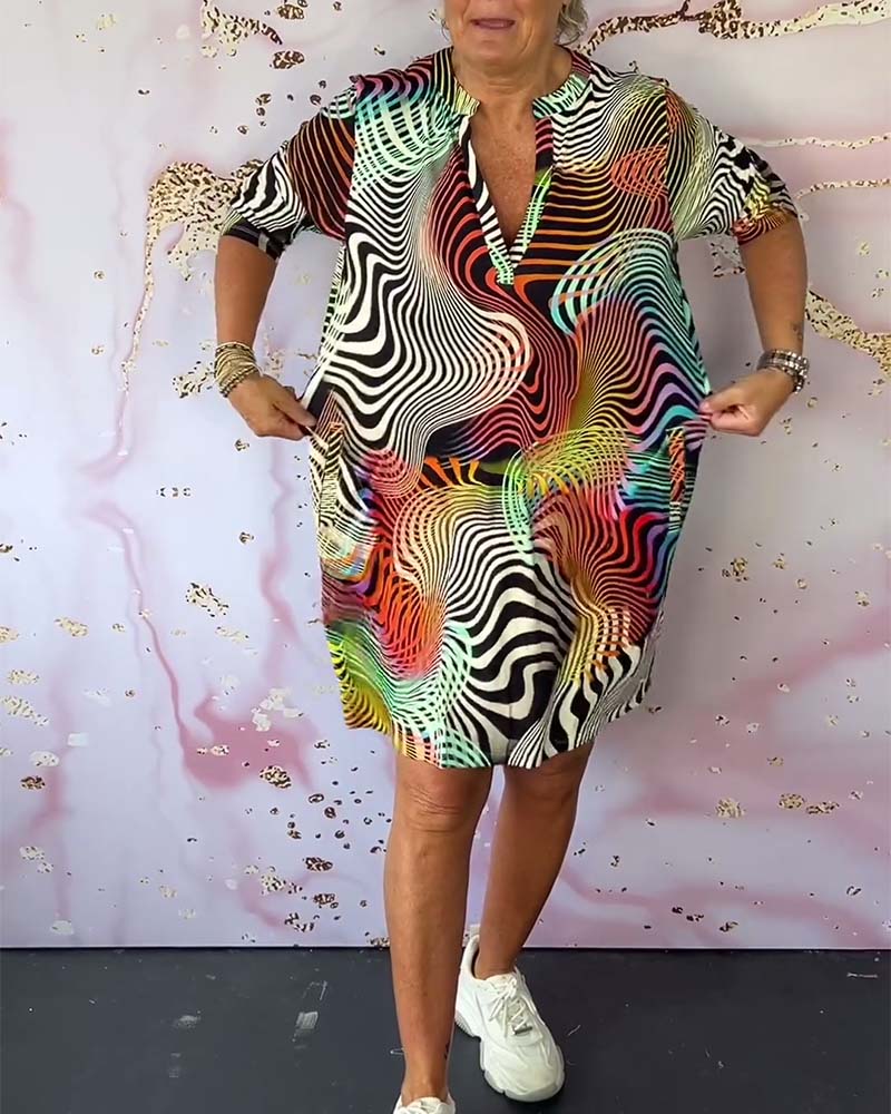 SVEA | Farbenfrohes Kleid mit V-Ausschnitt