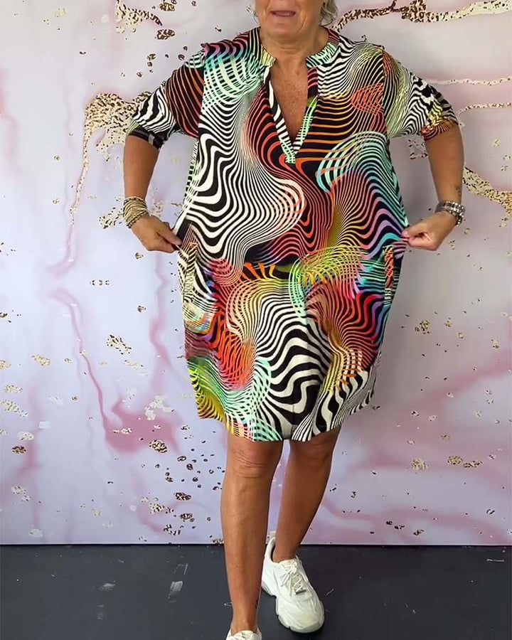 SVEA | Farbenfrohes Kleid mit V-Ausschnitt