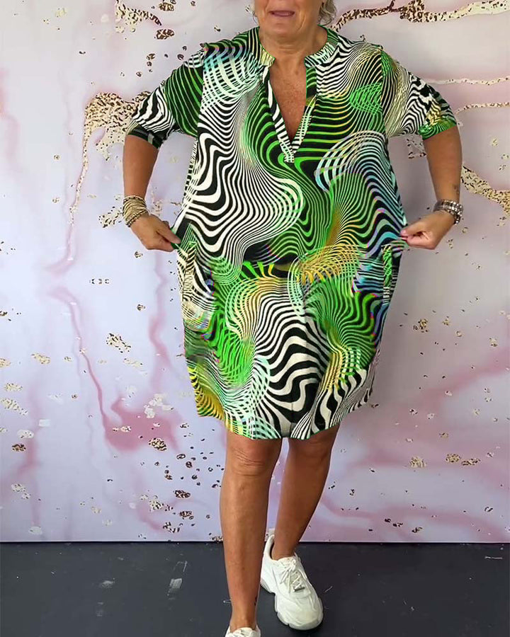 SVEA | Farbenfrohes Kleid mit V-Ausschnitt