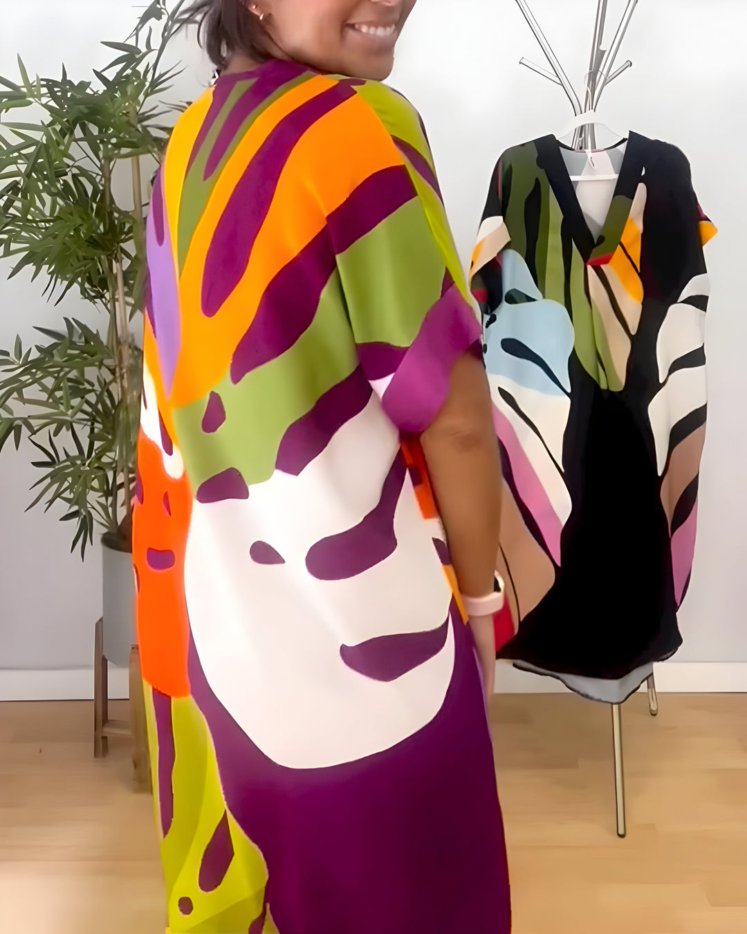 SVEA | Lockeres Kleid mit farbenfrohem Blattmuster