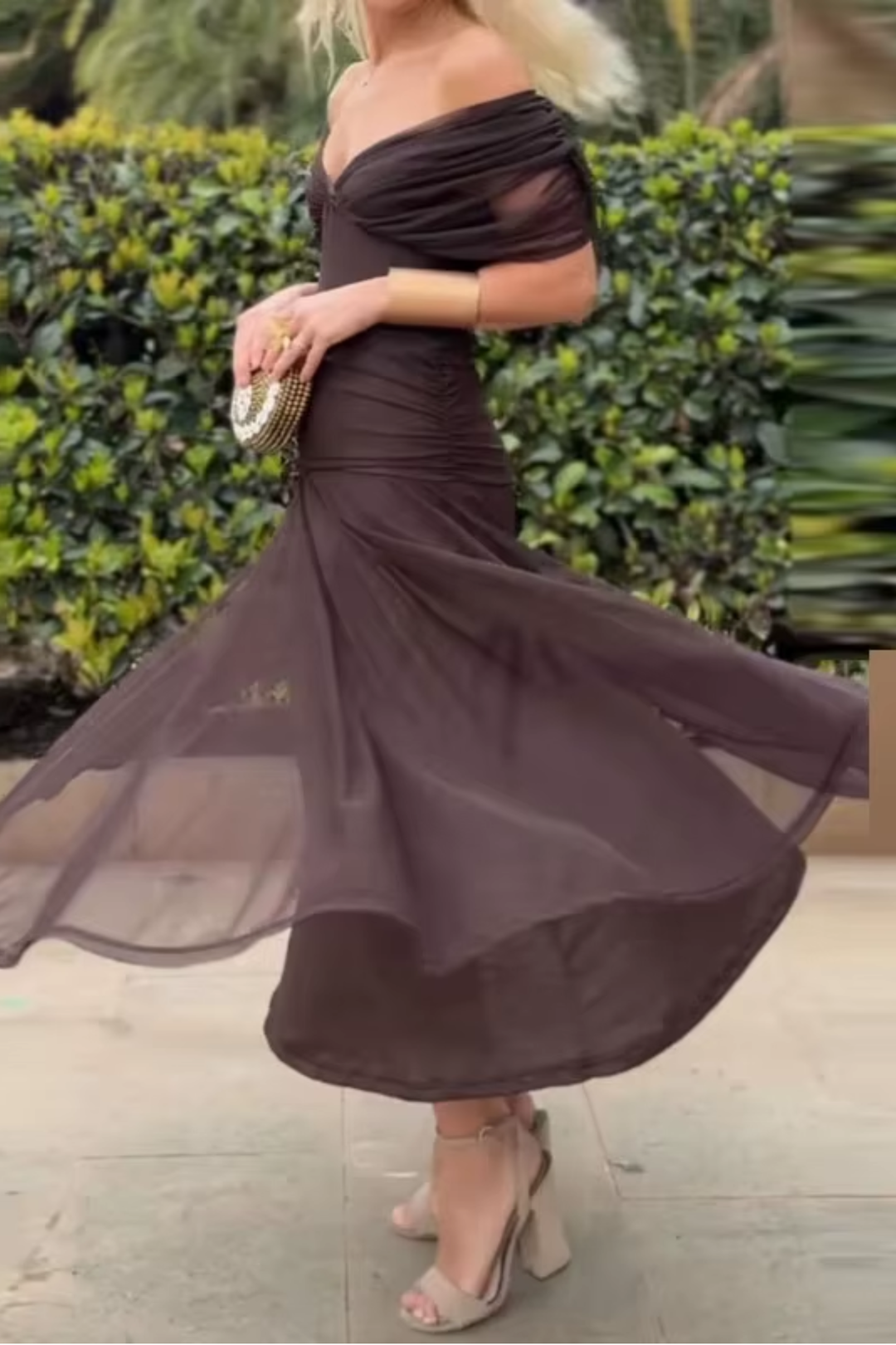 SVEA | Elegantes Maxikleid für festliche Anlässe mit V-Ausschnitt