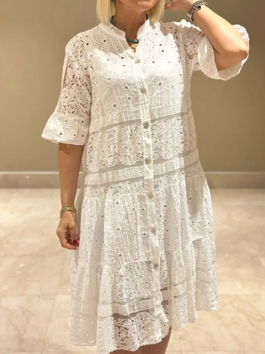 SVEA | Locker sitzendes Kleid mit Stickerei und Knopfleiste