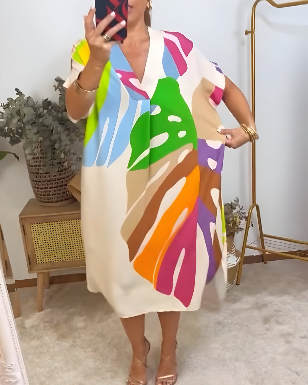 SVEA | Lockeres Kleid mit farbenfrohem Blattmuster