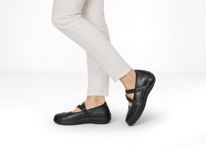 Celina – Light Grace in Classic Black