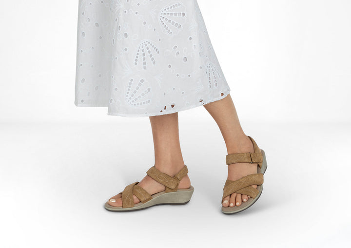 Holly – Natural warmth in gentle camel brown