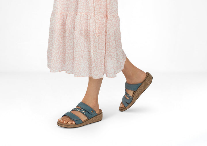 Carrie – Fresh Elegance in Stylish Blue