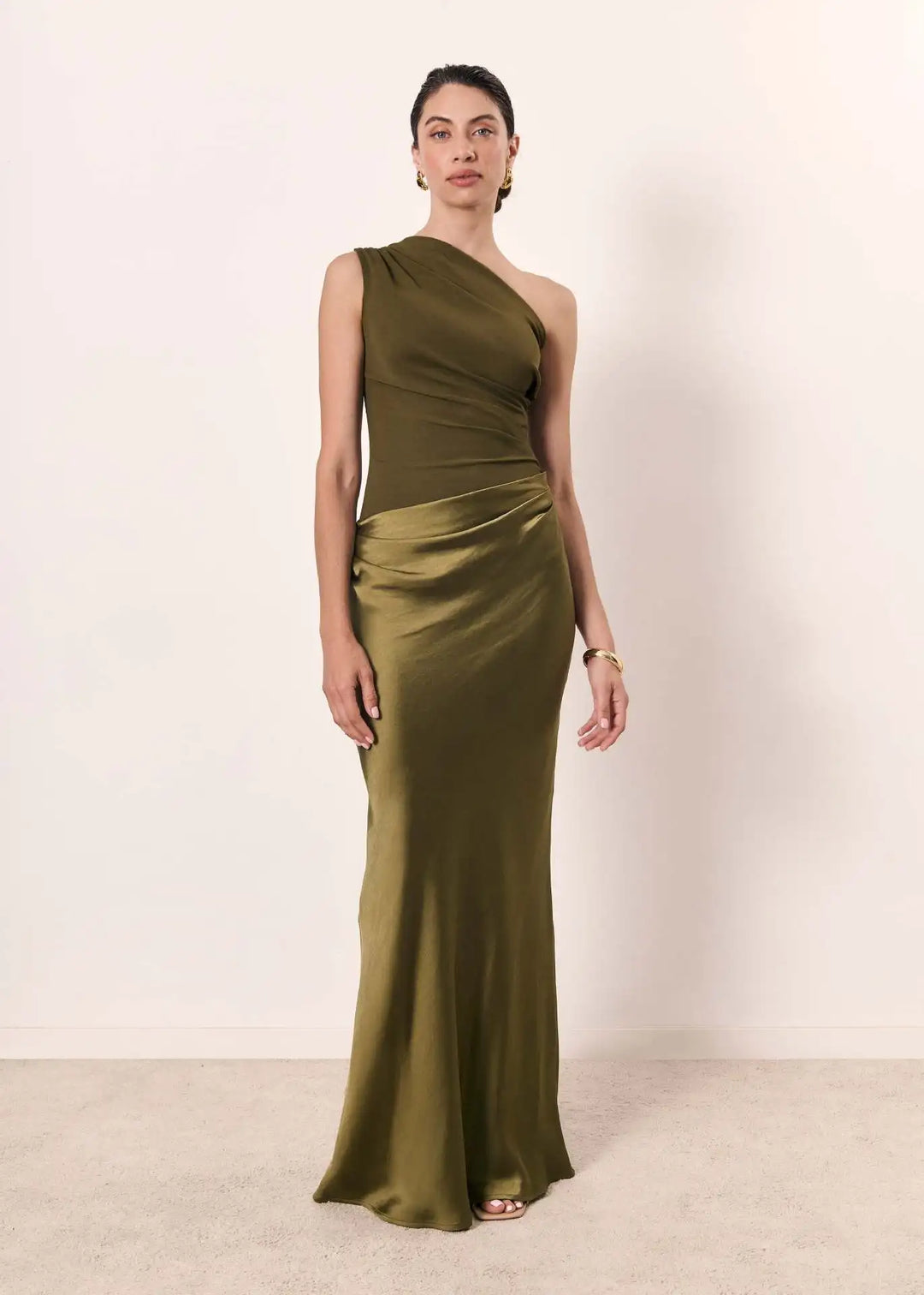 SVEA | Ein Schulter Satin Maxikleid