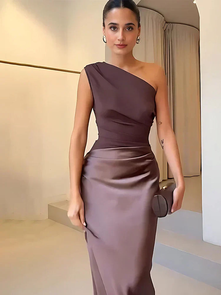SVEA | Ein Schulter Satin Maxikleid