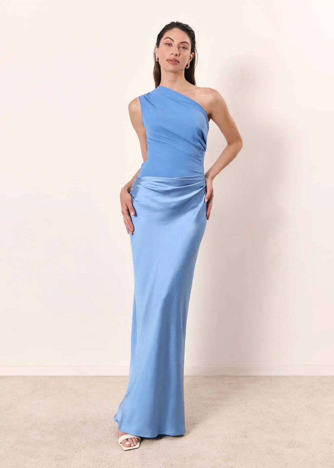 SVEA | Ein Schulter Satin Maxikleid