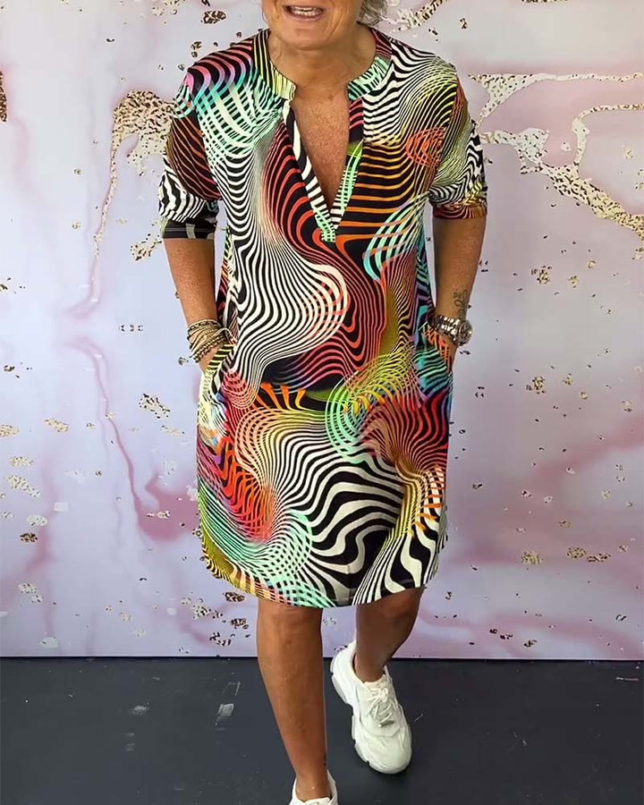 SVEA | Farbenfrohes Kleid mit V-Ausschnitt