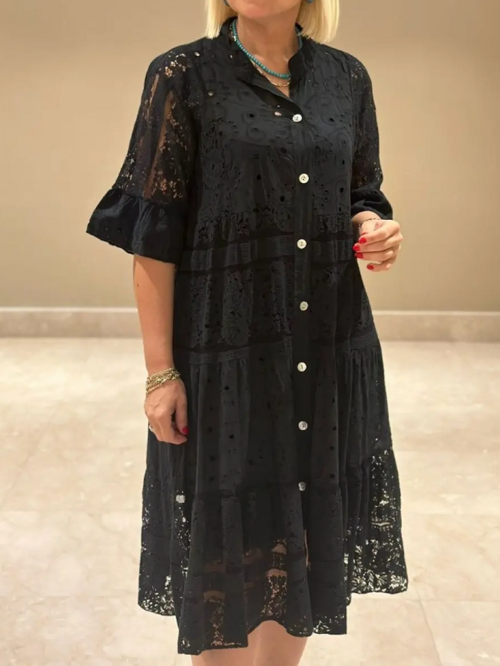 SVEA | Locker sitzendes Kleid mit Stickerei und Knopfleiste