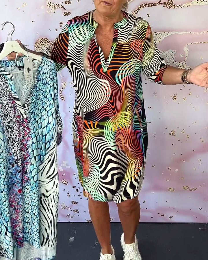 SVEA | Farbenfrohes Kleid mit V-Ausschnitt