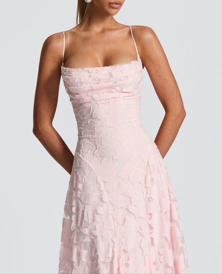 SVEA | Fließende Eleganz im zeitlosen Maxi-Stil