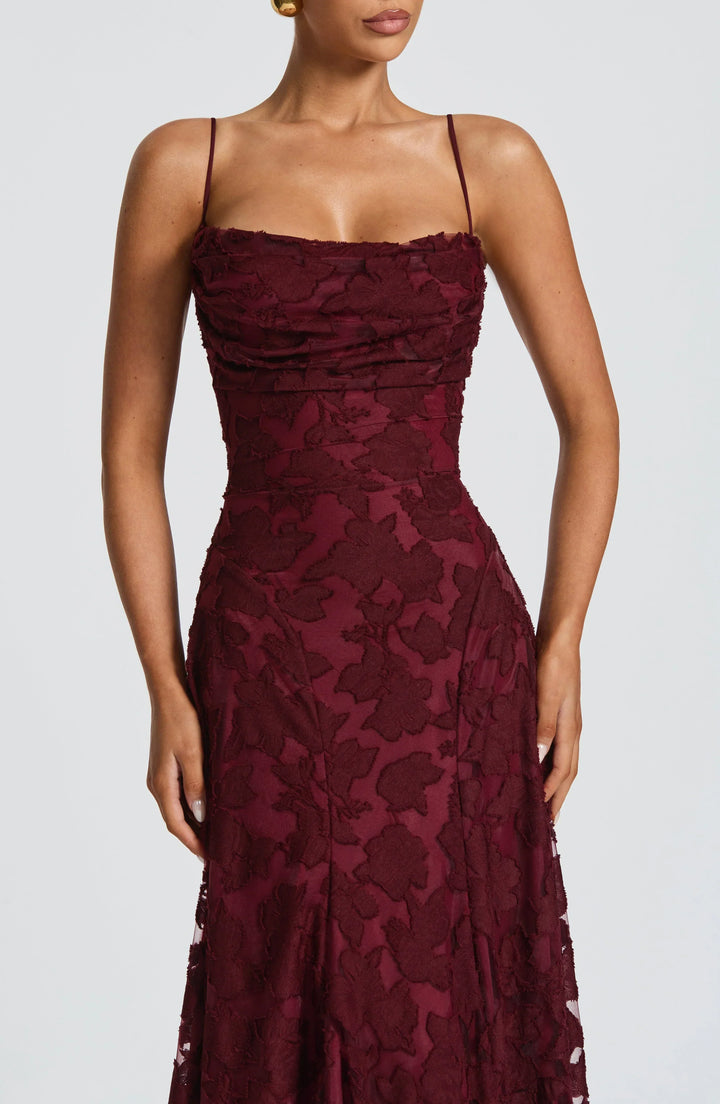 SVEA | Fließende Eleganz im zeitlosen Maxi-Stil