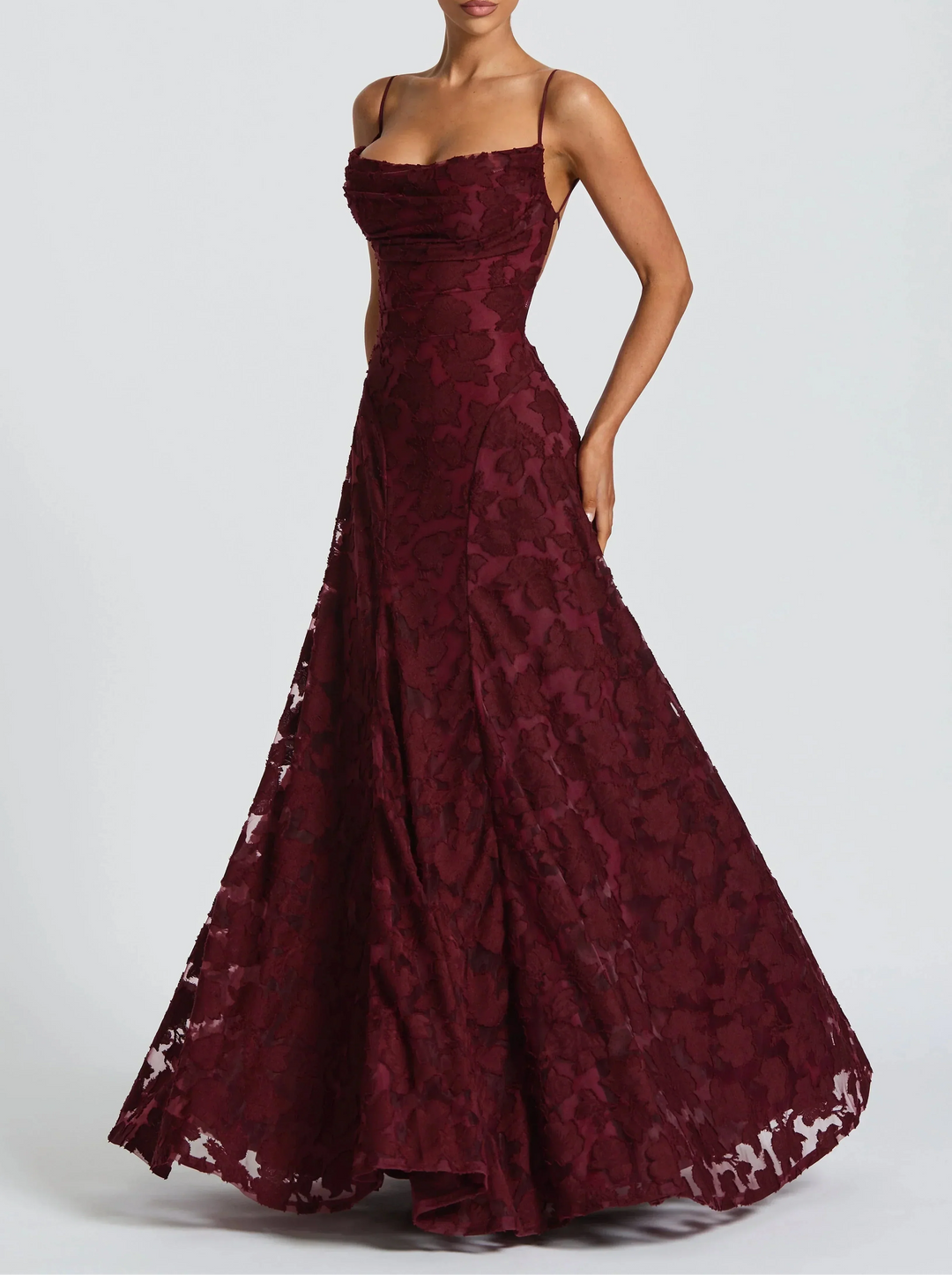 SVEA | Fließende Eleganz im zeitlosen Maxi-Stil