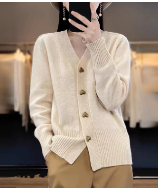 SVEA | Adele Eleganter Herzknopf-Cardigan