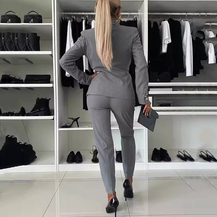 SVEA | Damenanzug mit Doppelreiher und schmaler Hose