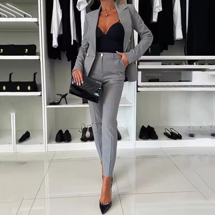 SVEA | Damenanzug mit Doppelreiher und schmaler Hose